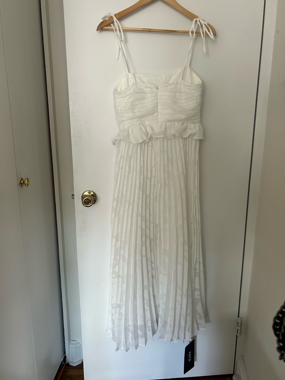NWT ASTR The Label Emerys Pleated Midi Dress - Picture 7 of 10